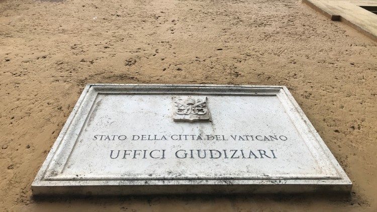 Entrada del Tribunal Vaticano.