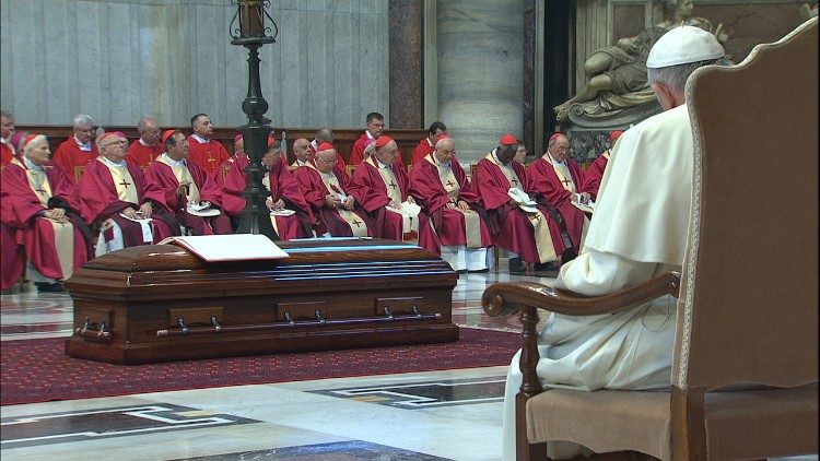 Падчас пахавальнай св. Імшы за кардынала Жан-Луі Тарана 