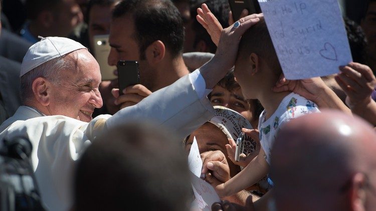 Popiežius Pranciškus su migrantais Lesbo saloje 2016m.