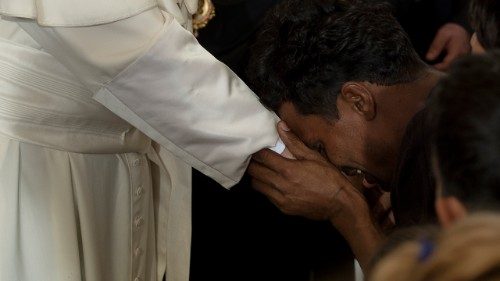 Il Papa a Lesbo, cinque anni fa l'abbraccio ai profughi di Moria