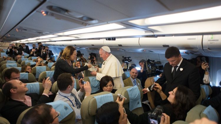 Papa Franjo s novinarima u zrakoplovu tijekom leta sa Šri Lanke na Filipine; 15. siječnja 2015. godine