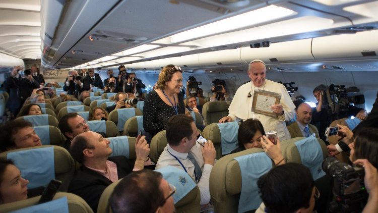 Pápež medzi novinármi počas letu zo Srí Lanky na Filipíny (15. jan. 2015)