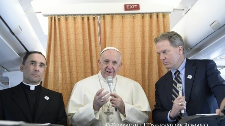 Bei Reisen immer an der Seite des Papstes: Greg Burke (rechts im Bild)