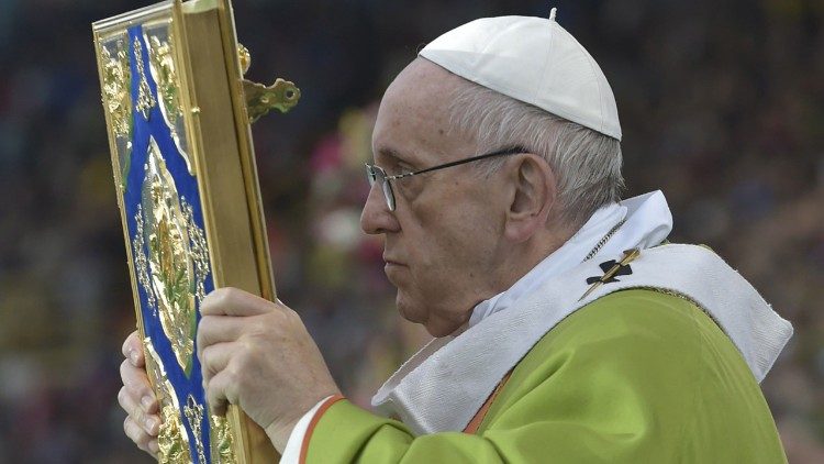 Papa abençoa assembléia com o Livro Sagrado