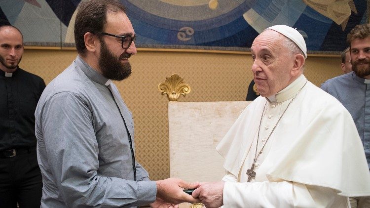 Franziskus (der selbst Jesuit ist) 2018 beim Gespräch mit einem Mitbruder aus Europa