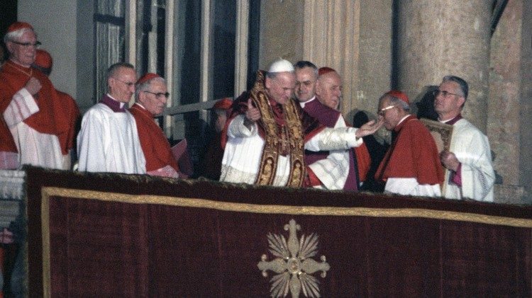 Papst Johannes Paul II. nach seiner Wahl auf der Loggia des Petersdoms