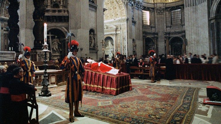 Ibada ya Mazishi ya Mwenyeheri Paulo Vi tarehe 12 Agosti 1978 kwenye Kanisa kuu la Mt. Petro mjini Vatican.