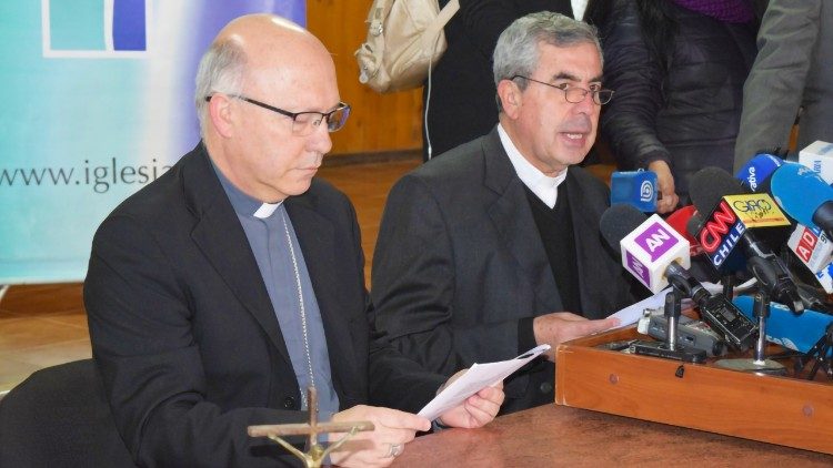 Mons. Fernando Ramos, Secretario Gral. de la CECh, y Mons. Santiago Silva, Presidente, en una foto de archivo