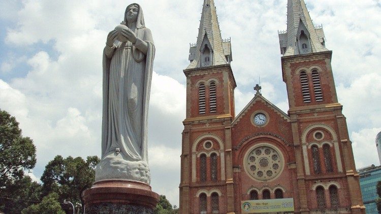 Ho Chi Minh katedral i Vietnam 