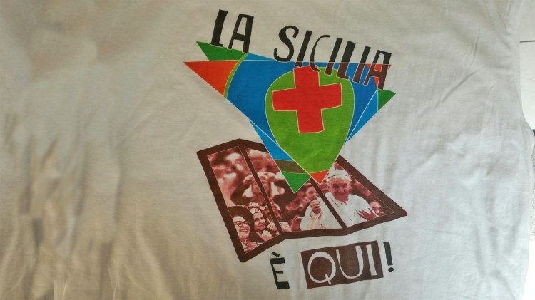 Maglietta con il logo del pellegrinaggio "Per mille strade" preparato per i ragazzi della Sicilia