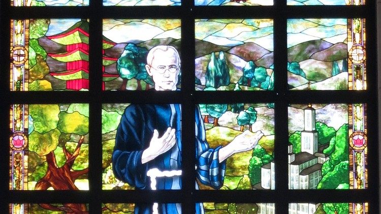 Vitral de uma igreja com  São Maximiliano Kolbe