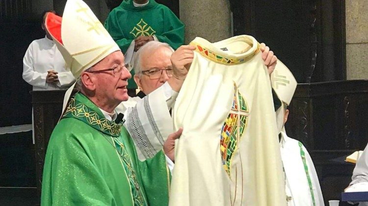 Cardeal Hummes ao receber a veste com o logo do Sínodo da Amazônia nos 50 anos de sua ordenação sacerdotal, em 2018