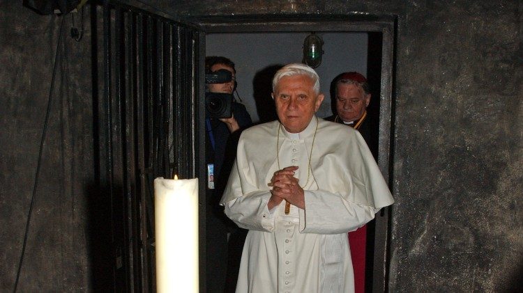 Benedikt XVI. beim Gebet im früheren KZ Auschwitz