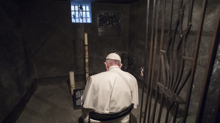 Papa Francesco nella cella di san Massimiliano Kolbe ad Auschwitz
