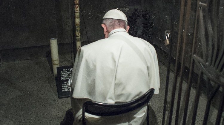 2016-07-29 Papież Franciszek w celi śmierci o. Kolbego w Auschwitz