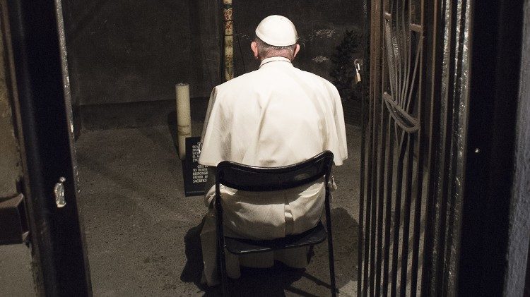 Popiežius Pranciškus šv. Maksimilijono Kolbe celėje 2015 m.