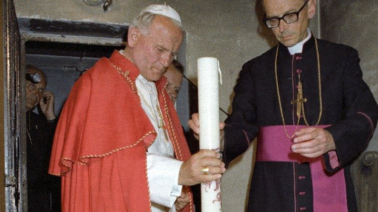 Sv. Ján Pavol II. pri návšteve cely Maximiliána Kolbeho v Osvienčime, 6. júla 1979