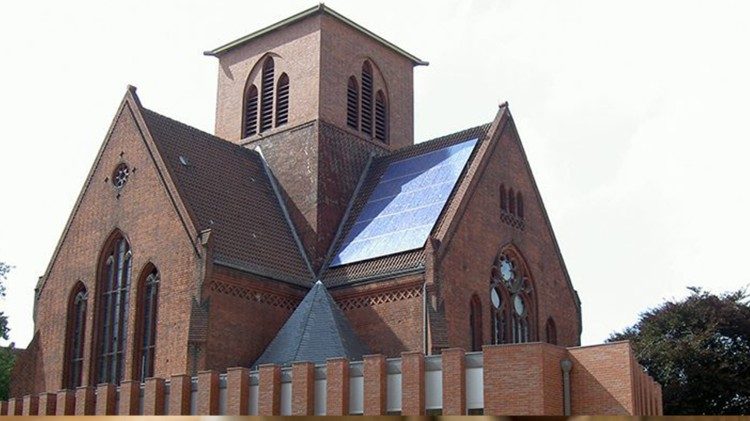 Berliner Kirche mit Solarpaneelen