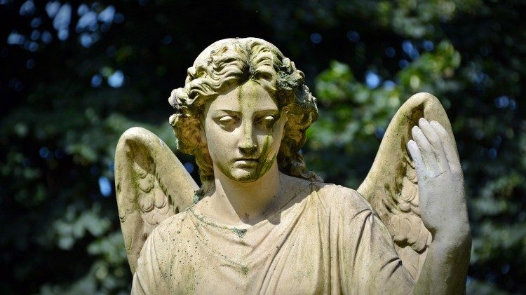 La estatua de un ángel en un cementerio