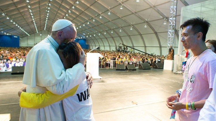 Papa com jovens no Santuário de Solmoe