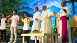 Viaggio Apostolico in Corea 2014 Incontro Giovani Santuario di Soalmoe 15-08-2014 (14).jpg