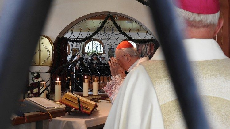 Kardinal Franc Rode v samostanu Brezmadežne sester klaris v Nazarjah vodil slovesnost.