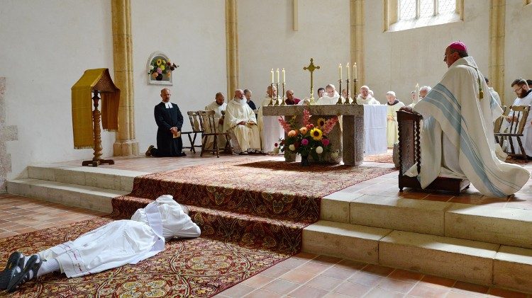 Bei einer Priesterweihe: Symbolbild
