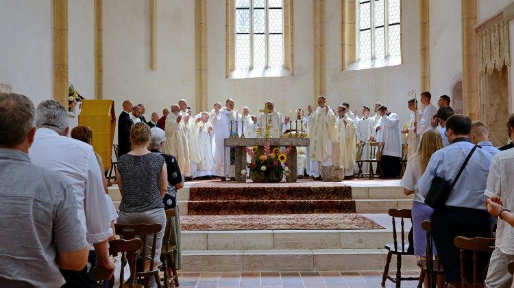 Ordinazione presbiterale nella certosa Pleterje preseduta da mons Juliusz Janusz 7.jpg