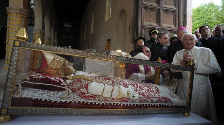 Benoît XVI prie devant la châsse contenant le corps de Célestin V, le 28 avril 2009