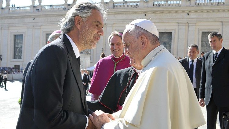 Le Pape François et le ténor italien Andrea Bocelli, le 28 septembre 2014.