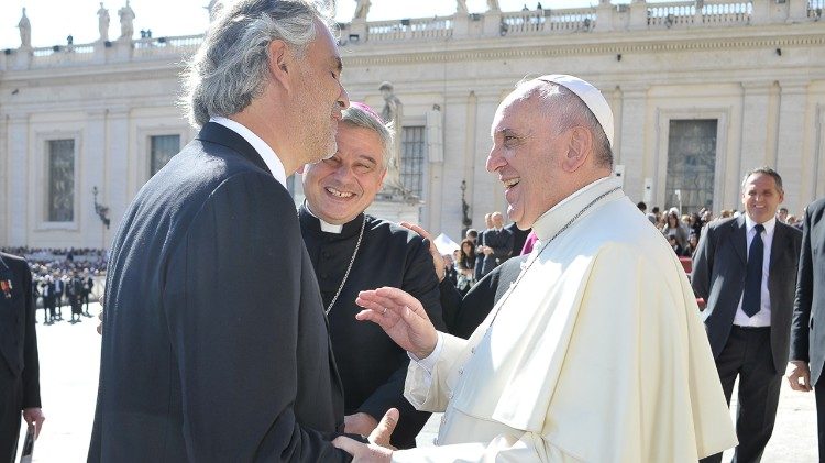 Papst Franziskus bei einer Begegnung mit Andrea Bocelli auf dem Petersplatz (28.9.2014)