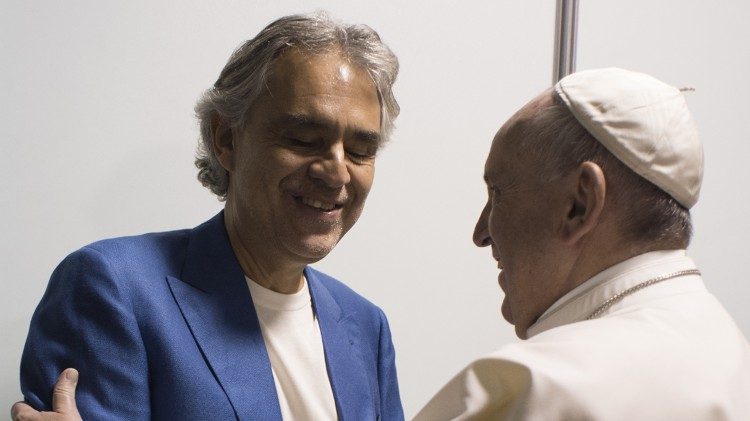 Le Pape remercie Andrea Bocelli lors de sa participation à la Rencontre Mondiale des Familles, à Philadelphie en 2015.