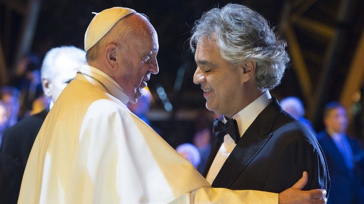 Franziskus mit dem italienischen Sänger Andrea Bocelli - Aufnahme von 2018