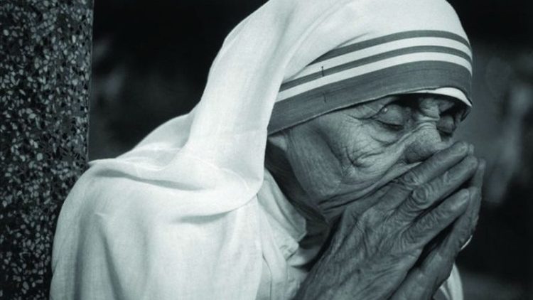 Santa Madre Teresa di Calcutta in preghiera