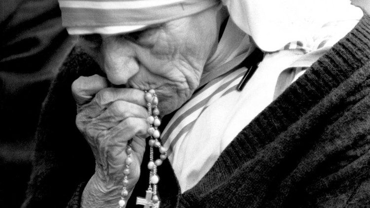  Nënë Tereza duke thënë Rruzaren