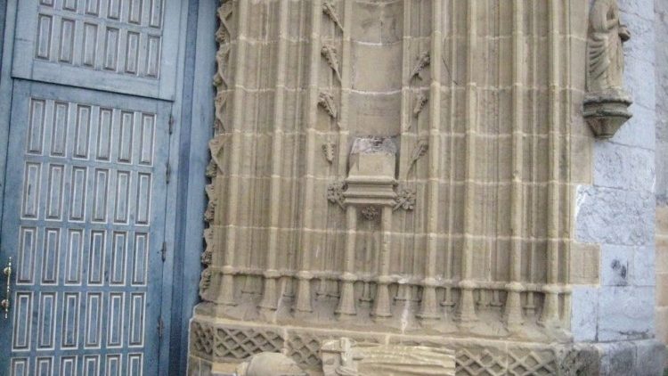 Zniszczony portal kościoła Andra Mari w Gernice