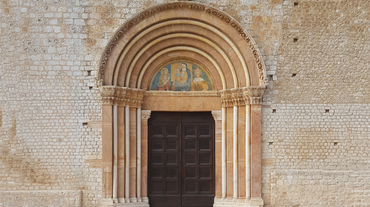 Šventosios durys į Marijos Collemaggio baziliką 