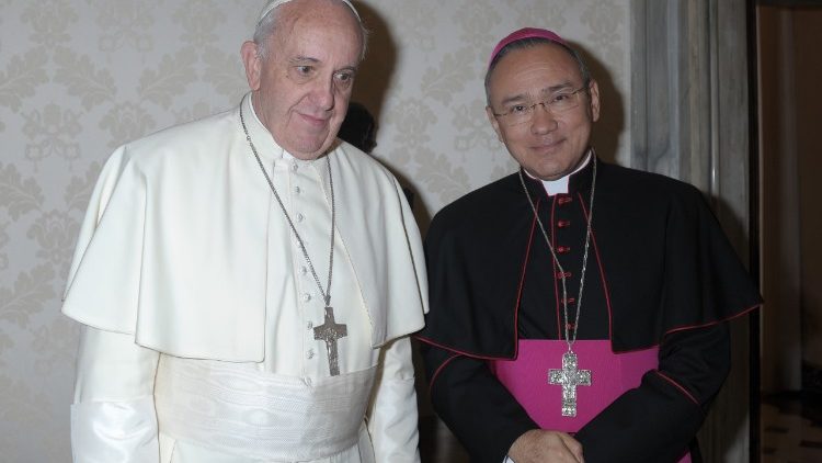 Papa Francesco e mons. Edgar Peña Parra