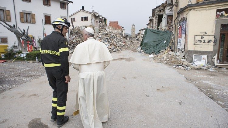 Papa Franjo je potresom pogođena područja posjetio u listopadu 2016. godine