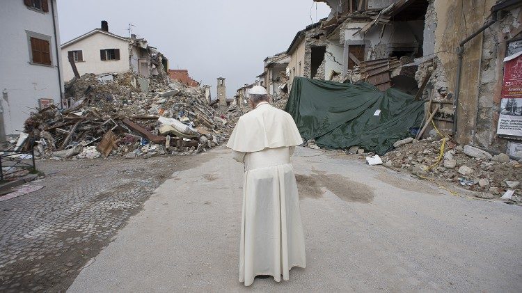 Popiežius skiria paramą nuo gamtinių ir žmogaus sukeltų nelaimių nukentėjusiems žmonėms