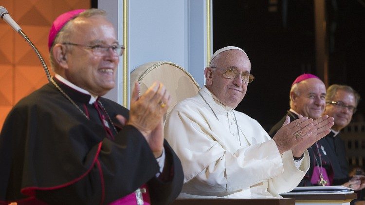 Mons. Charles Chaput  (vľavo) bol hostiteľom pápeža Františka na Svetovom stretnutí rodín vo Filadelfii v roku 2015