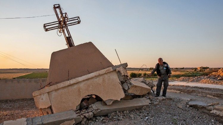 Igreja destruída em um vilarejo na Síria