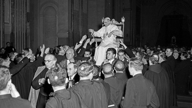 Historische Aufnahme: Pius XII. bei einer Audienz 1954