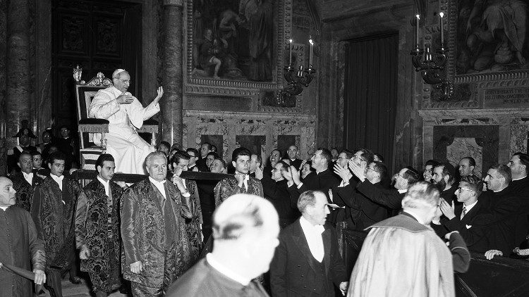 Papstaudienz bei Pius XII. anno 1954: Das Licht ist schon elektrisch, der Tragesessel aber noch in Gebrauch 