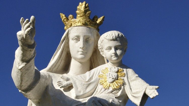 Statue de la vierge couronnée avec enfant, image d'illustration. 
