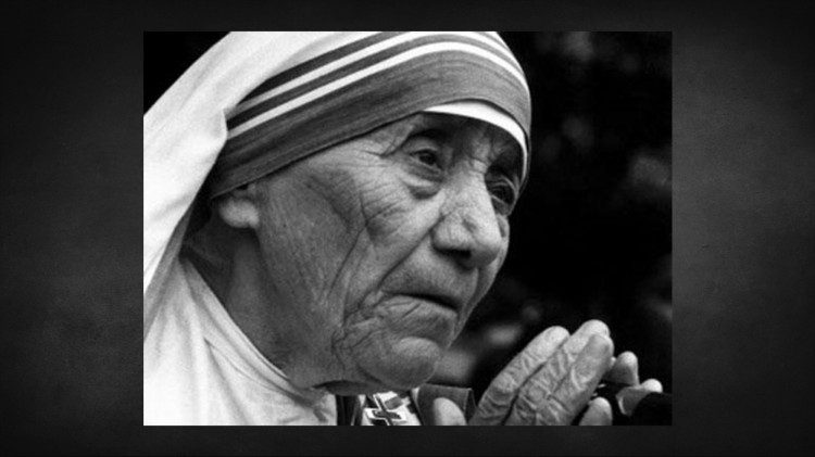 Nënë Tereza në lutje 