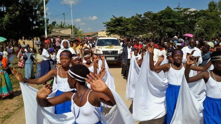 2018.08.23 Burundi, pellegrinaggio delle reliquie di santa Teresa