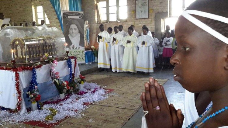 Relikwie św. Teresy od Dzieciątka Jezus peregrynują po Burundi