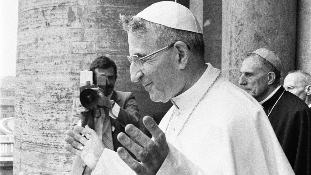 27-08-1978 Giovanni Paolo I dal Balcone S. Pietro dopo la messa Cappella Sistina (2).jpg