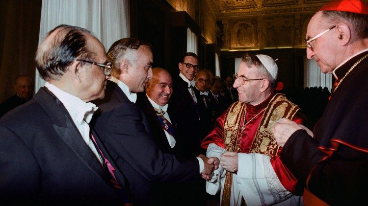 Popiežius Jonas Paulius I sveikina diplomatinio korpuso narius